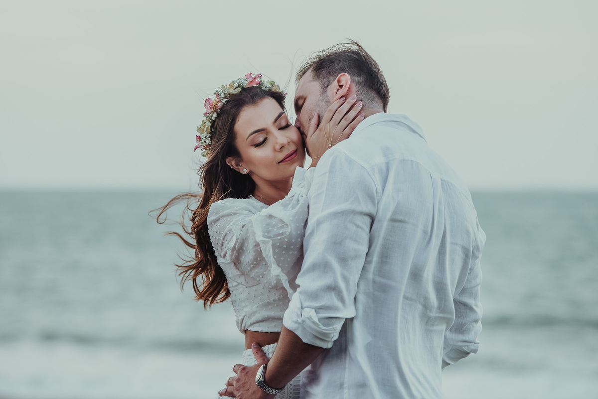 fotografia-de-casal-se-beijando-na-praia.