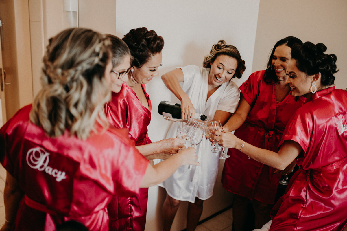 making-of-da-noiva-no-hotel-sonata-iracema-tomando-champane-com-as-madrinhas-de-fortaleza-ce