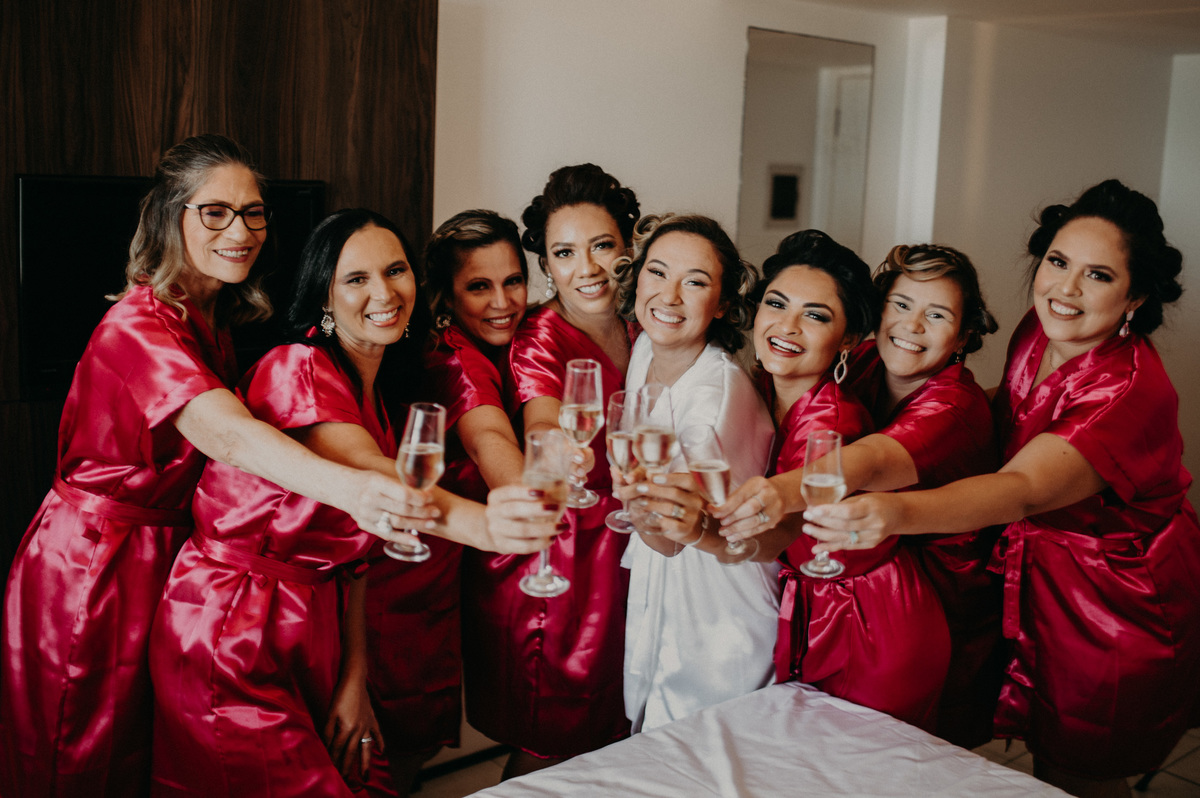 making-of-da-noiva-no-hotel-sonata-iracema-brindando-com-champanhe-com-as-madrinhas-de-fortaleza-ce