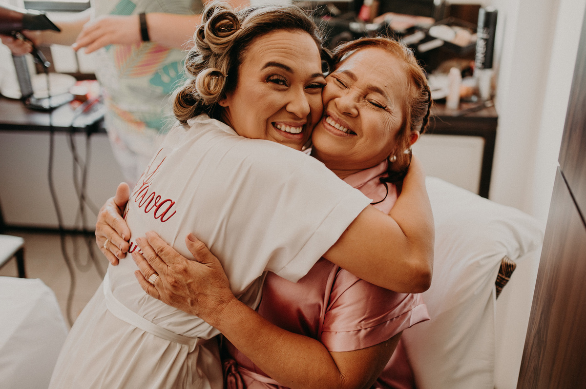 mae-e-filha-se-abracam-nomaking-of-antes-do-casamento-no-hotel-sonata-de-iracema-em-fortalez-ce