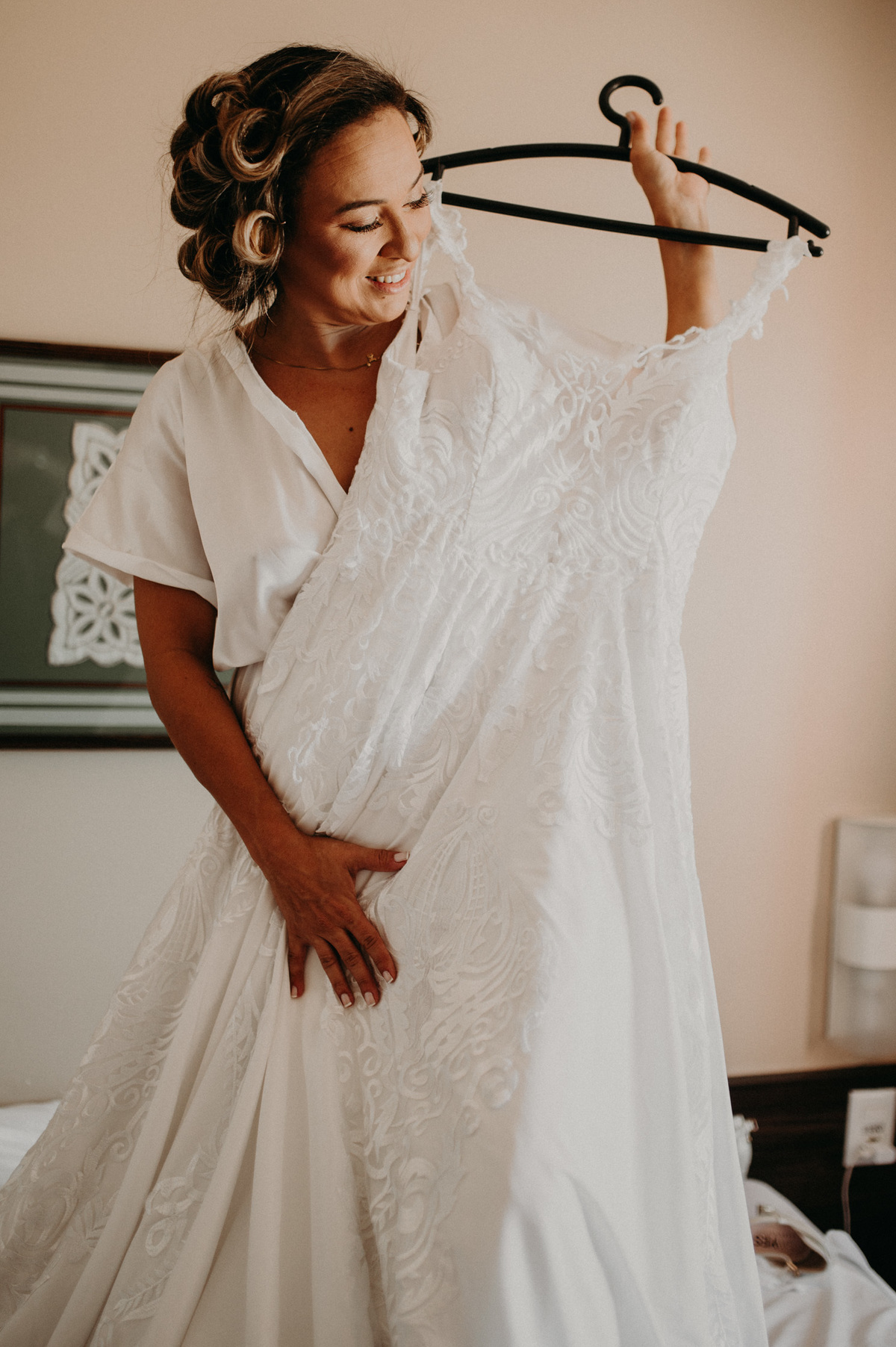 fotografia-da-noiva-no-making-of-segurando-o-vestido-do-casamento-no-hotel-sonata-de-iracem-em-fortaleza-ce