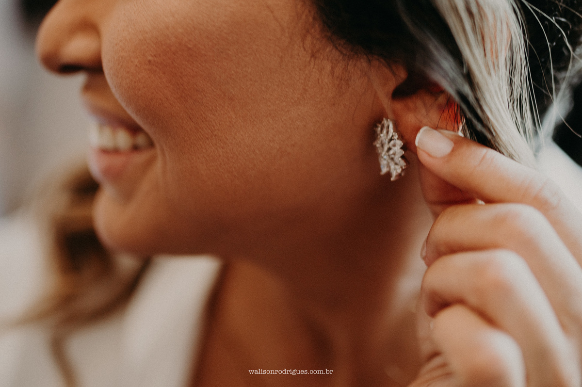 fotografia-da-noiva-no-making-of-segurando-o-brinco-do-casamento-no-hotel-sonata-de-iracem-em-fortaleza-ce