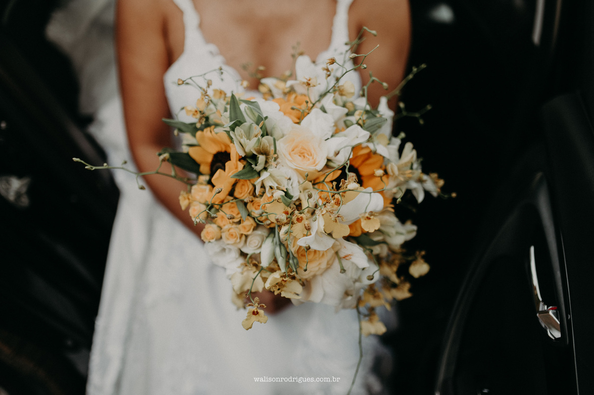 fotografia-da-noiva-segurando-o-buque-no-sentada-no-carro-momentos-antes-da-cerimonia-no-tempero-do-mangue-em-fortaleza-ce