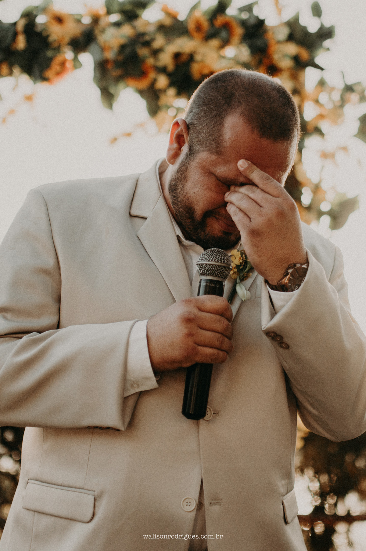 noivo-emocionado-ao-ver-a-noiva-entrando-para-o-altar-no-tempero-do-mangue-em-fortaleza-CE