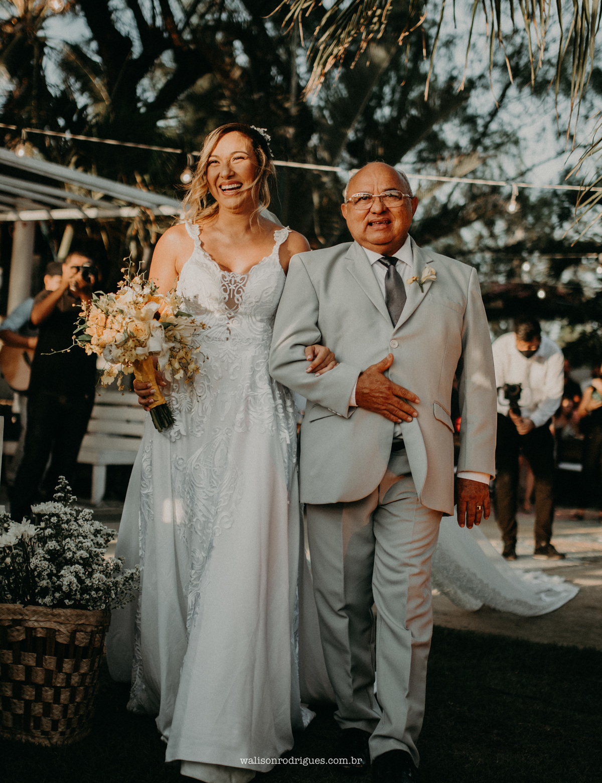 noivo-emocionado-ao-ver-a-noiva-entrando-para-o-altar-no-tempero-do-mangue-em-fortaleza-CE