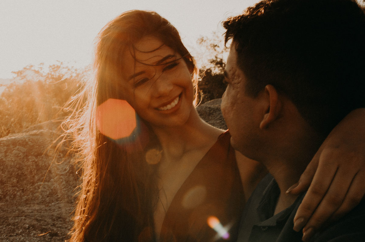 fotografia-de-ensaio-pre-wedding-no-por-do-sol-na-pedra-do-frade-em-itapaje-ce