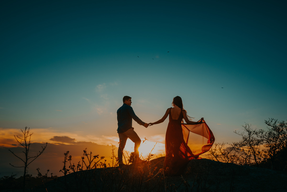 fotos-de-casal-deslumbrate-no-por-do-sol-da-pedra-do-frade-em-itapaje-ce