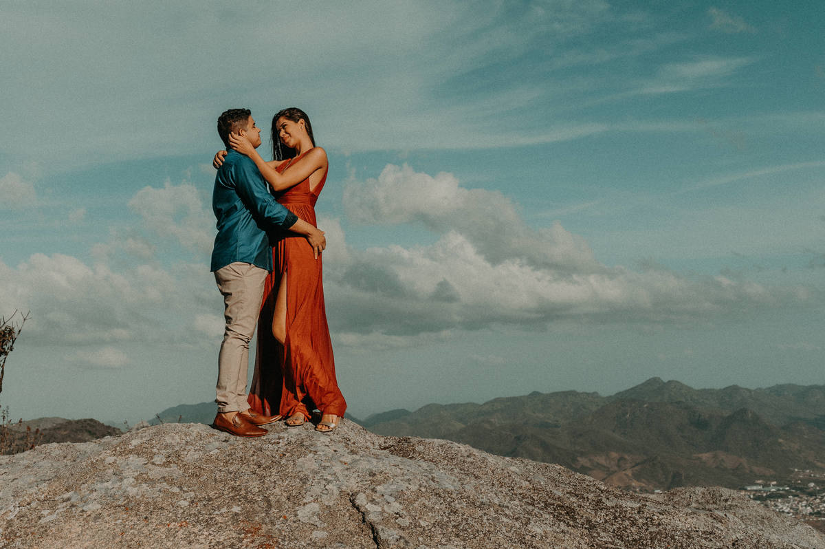 fotografo-faz-fotos-de-pre-casamento-na-pedra-do-frade-em-itapaje-ce