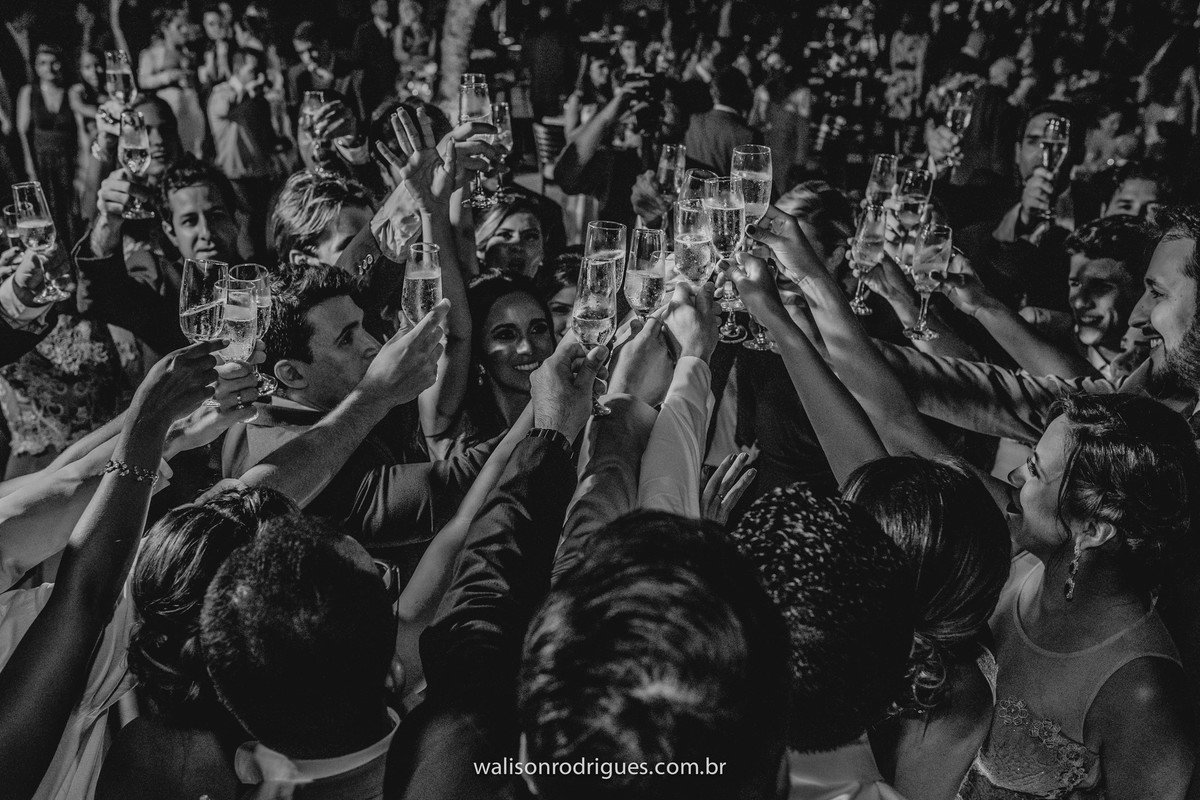 noiva-catu-lake-vestido-da-noiva-noivo-buque-da-noiva-noiva-vestido-da-noiva-noivo-damas-de-honra-casamento-de-dia-casamento-na-pra-por-do-sol.