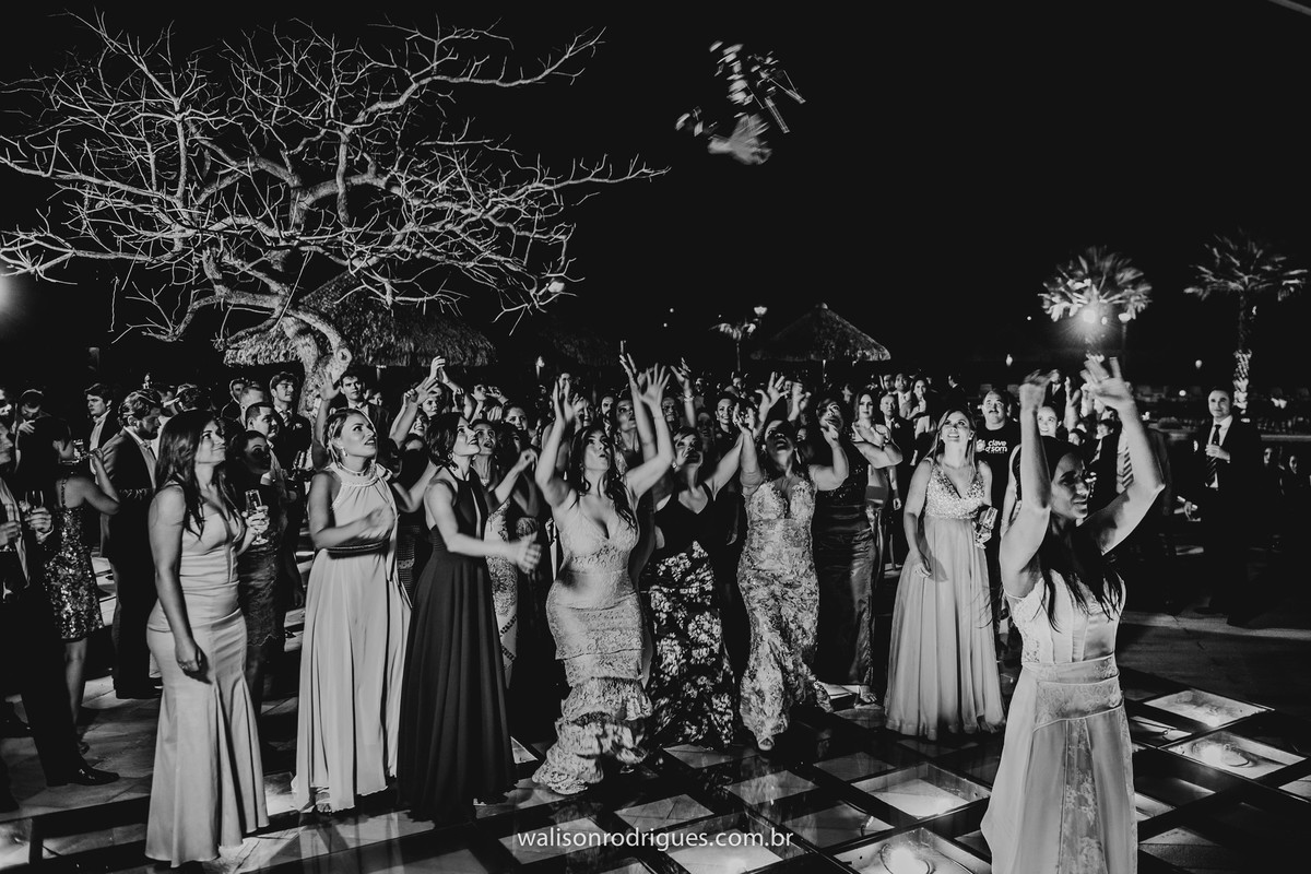 noiva-catu-lake-vestido-da-noiva-noivo-buque-da-noiva-noiva-vestido-da-noiva-noivo-damas-de-honra-casamento-de-dia-casamento-na-pra-por-do-sol.