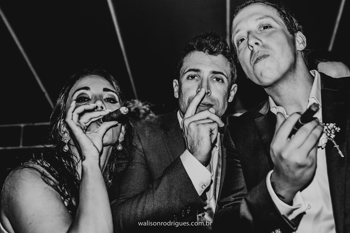 noiva-catu-lake-vestido-da-noiva-noivo-buque-da-noiva-noiva-vestido-da-noiva-noivo-damas-de-honra-casamento-de-dia-casamento-na-pra-por-do-sol.