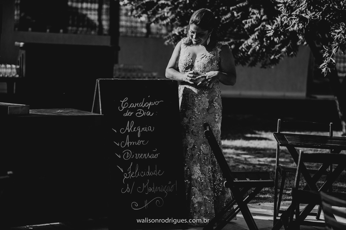 noiva-catu-lake-vestido-da-noiva-noivo-buque-da-noiva-noiva-vestido-da-noiva-noivo-damas-de-honra-casamento-de-dia-casamento-na-pra-por-do-sol.