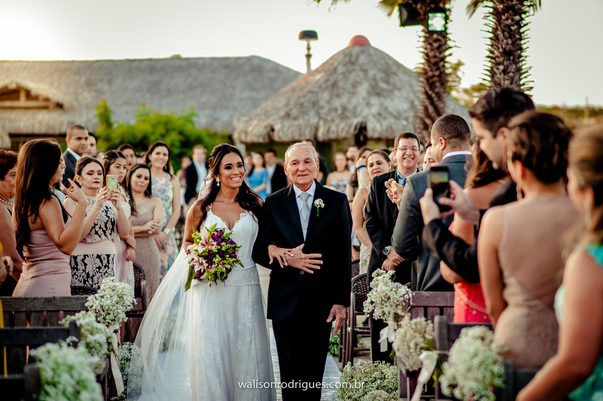 noiva-catu-lake-vestido-da-noiva-noivo-buque-da-noiva-noiva-vestido-da-noiva-noivo-damas-de-honra-casamento-de-dia-casamento-na-pra-por-do-sol.