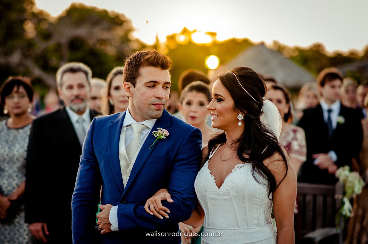 noiva-catu-lake-vestido-da-noiva-noivo-buque-da-noiva-noiva-vestido-da-noiva-noivo-damas-de-honra-casamento-de-dia-casamento-na-pra-por-do-sol.