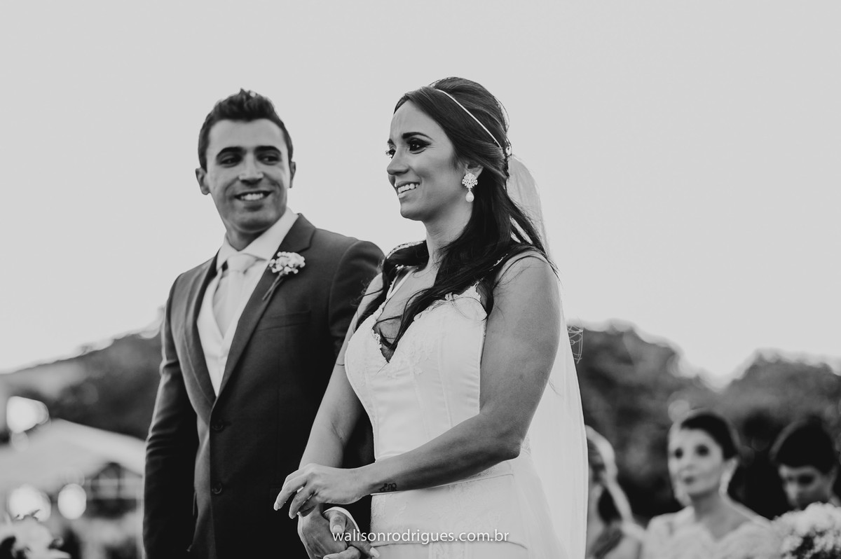 noiva-catu-lake-vestido-da-noiva-noivo-buque-da-noiva-noiva-vestido-da-noiva-noivo-damas-de-honra-casamento-de-dia-casamento-na-pra-por-do-sol.