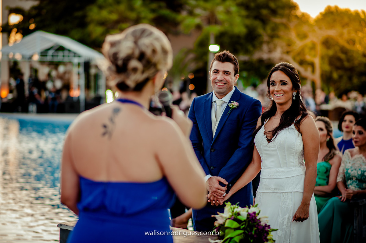 noiva-catu-lake-vestido-da-noiva-noivo-buque-da-noiva-noiva-vestido-da-noiva-noivo-damas-de-honra-casamento-de-dia-casamento-na-pra-por-do-sol.