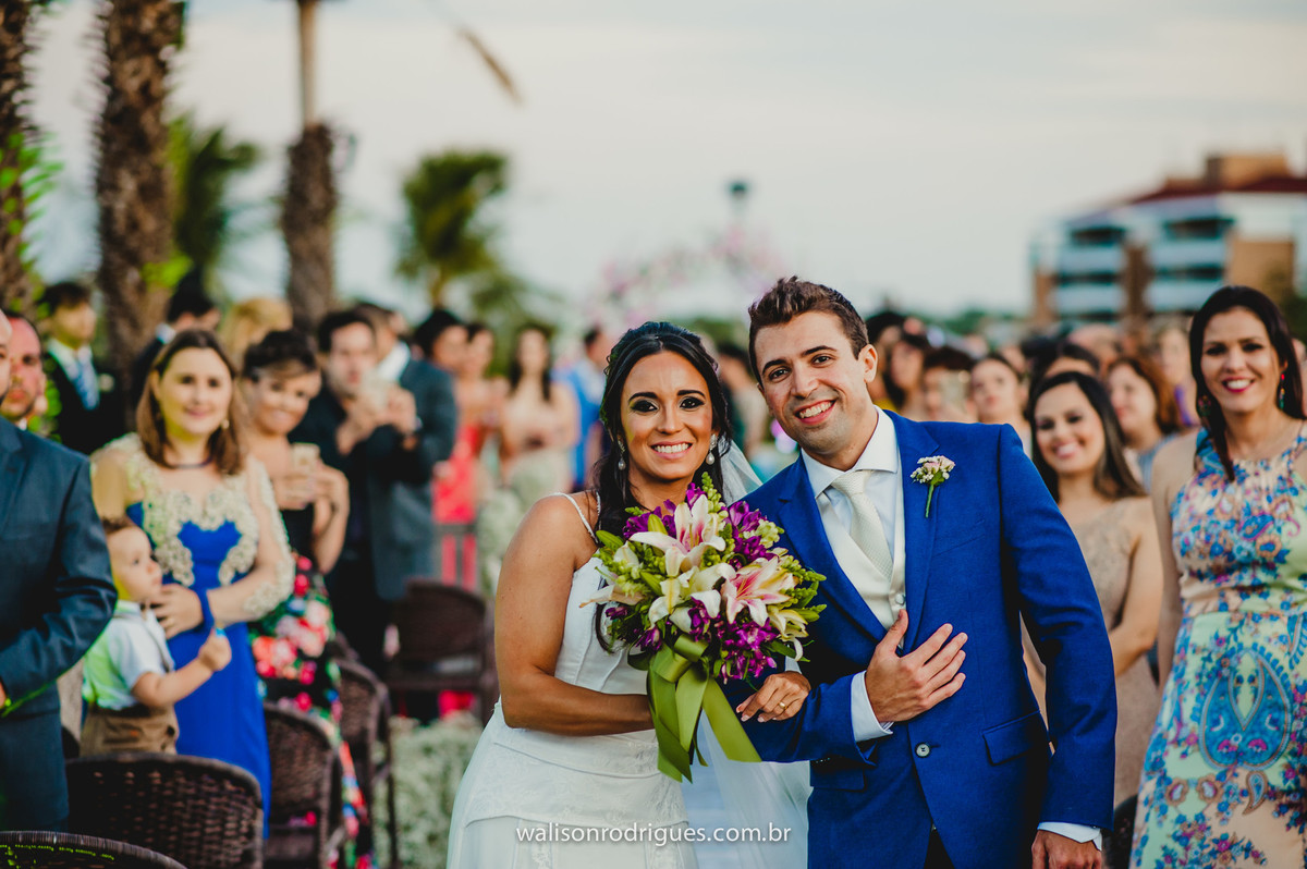 noiva-catu-lake-vestido-da-noiva-noivo-buque-da-noiva-noiva-vestido-da-noiva-noivo-damas-de-honra-casamento-de-dia-casamento-na-pra-por-do-sol.