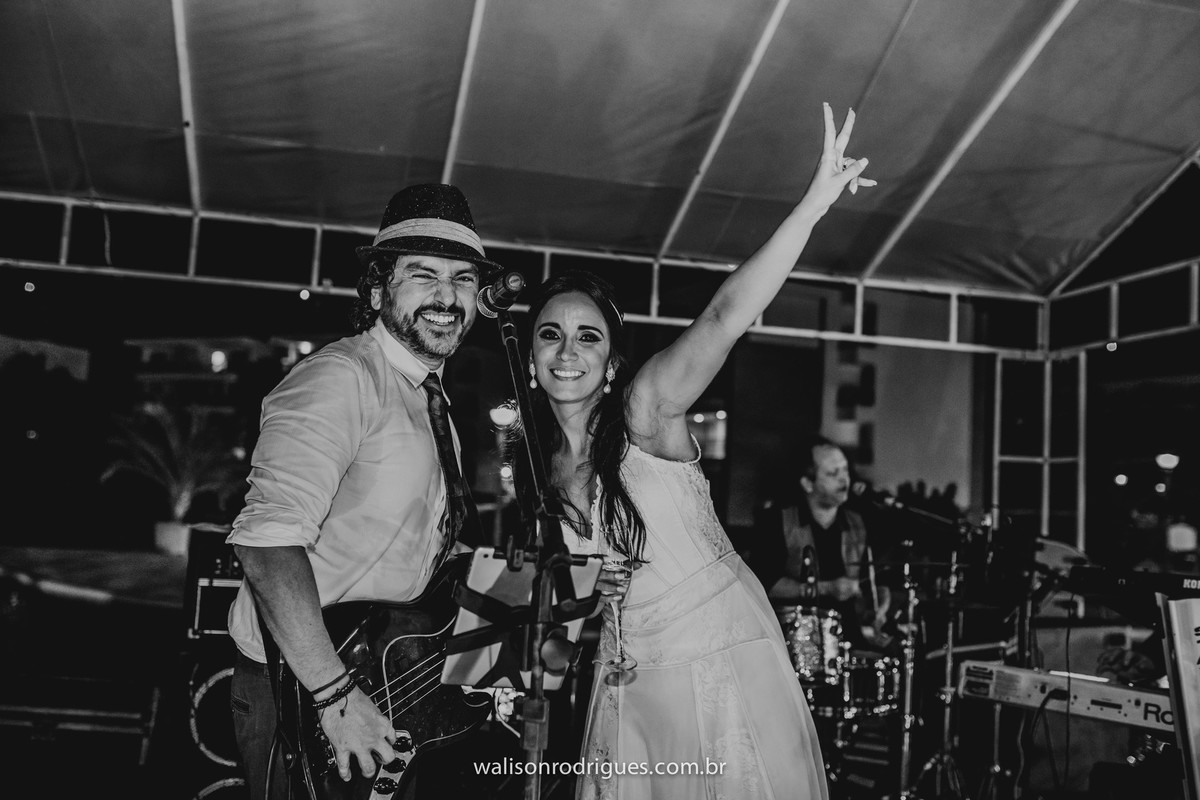 noiva-catu-lake-vestido-da-noiva-noivo-buque-da-noiva-noiva-vestido-da-noiva-noivo-damas-de-honra-casamento-de-dia-casamento-na-pra-por-do-sol.