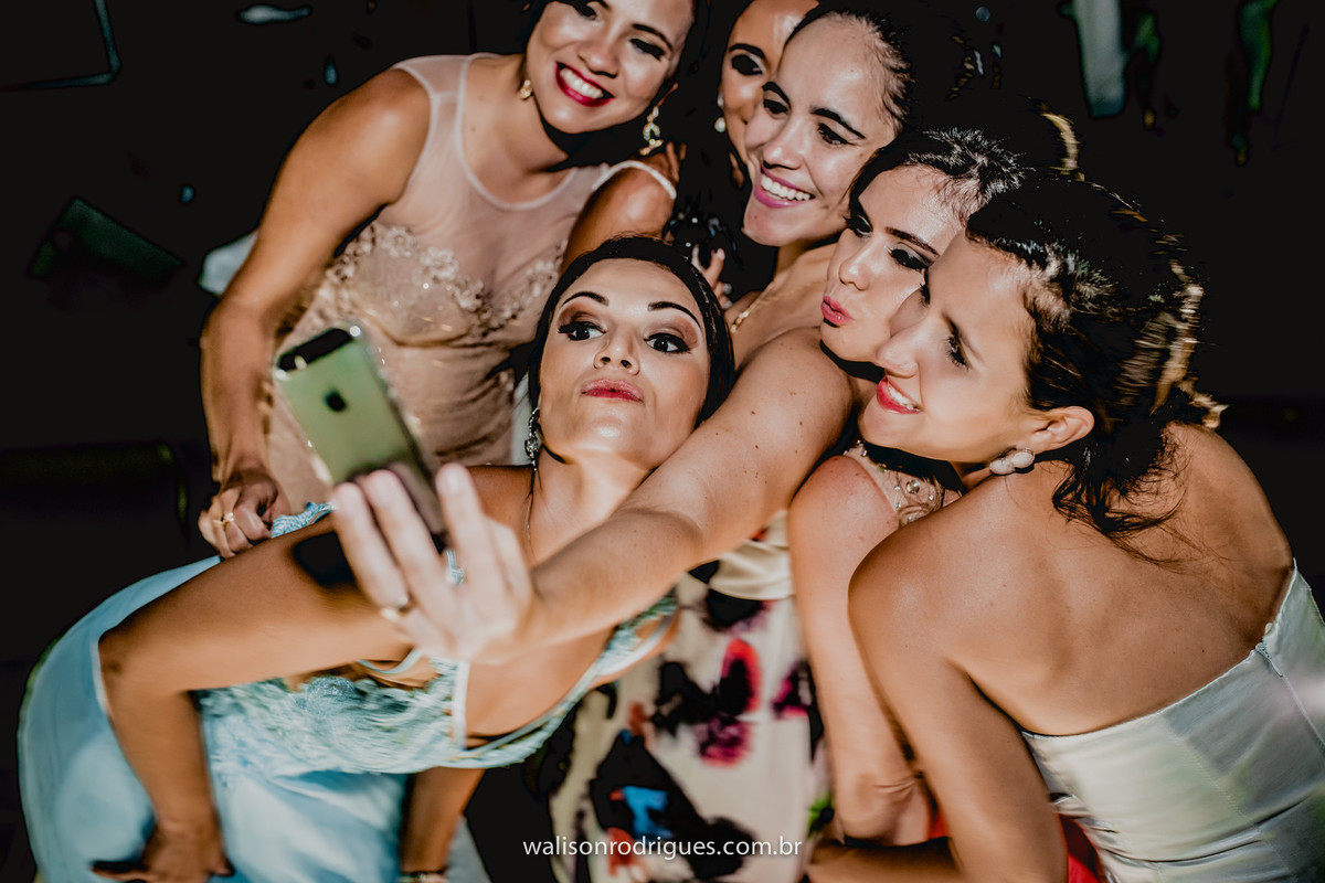 noiva-catu-lake-vestido-da-noiva-noivo-buque-da-noiva-noiva-vestido-da-noiva-noivo-damas-de-honra-casamento-de-dia-casamento-na-pra-por-do-sol.