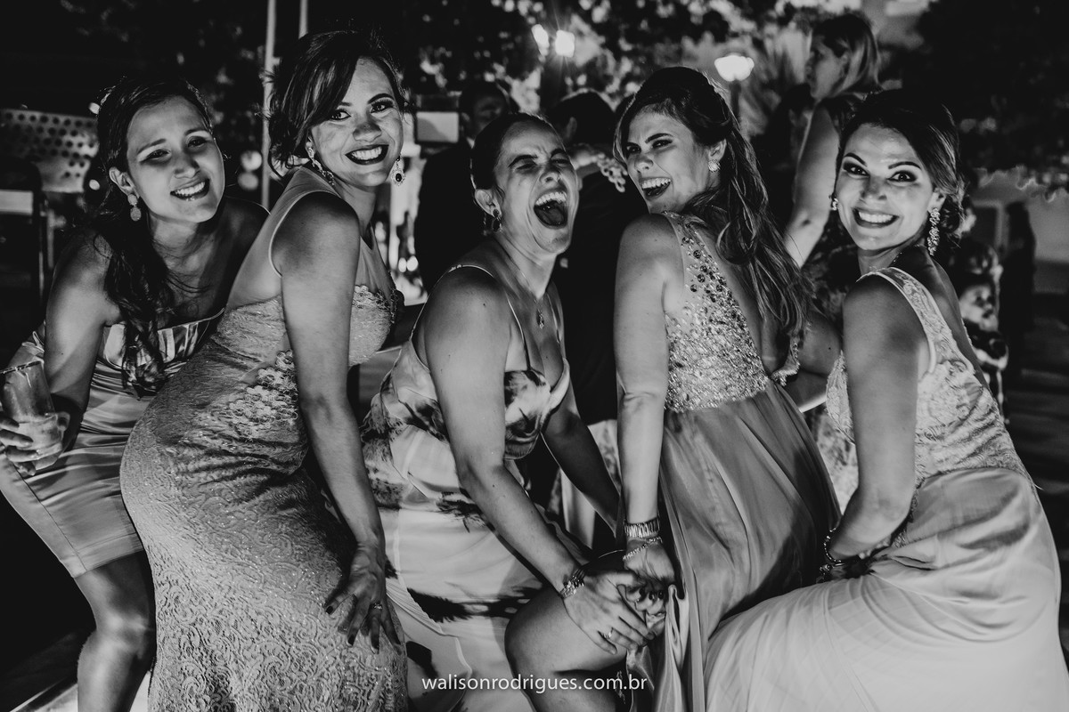 noiva-catu-lake-vestido-da-noiva-noivo-buque-da-noiva-noiva-vestido-da-noiva-noivo-damas-de-honra-casamento-de-dia-casamento-na-pra-por-do-sol.