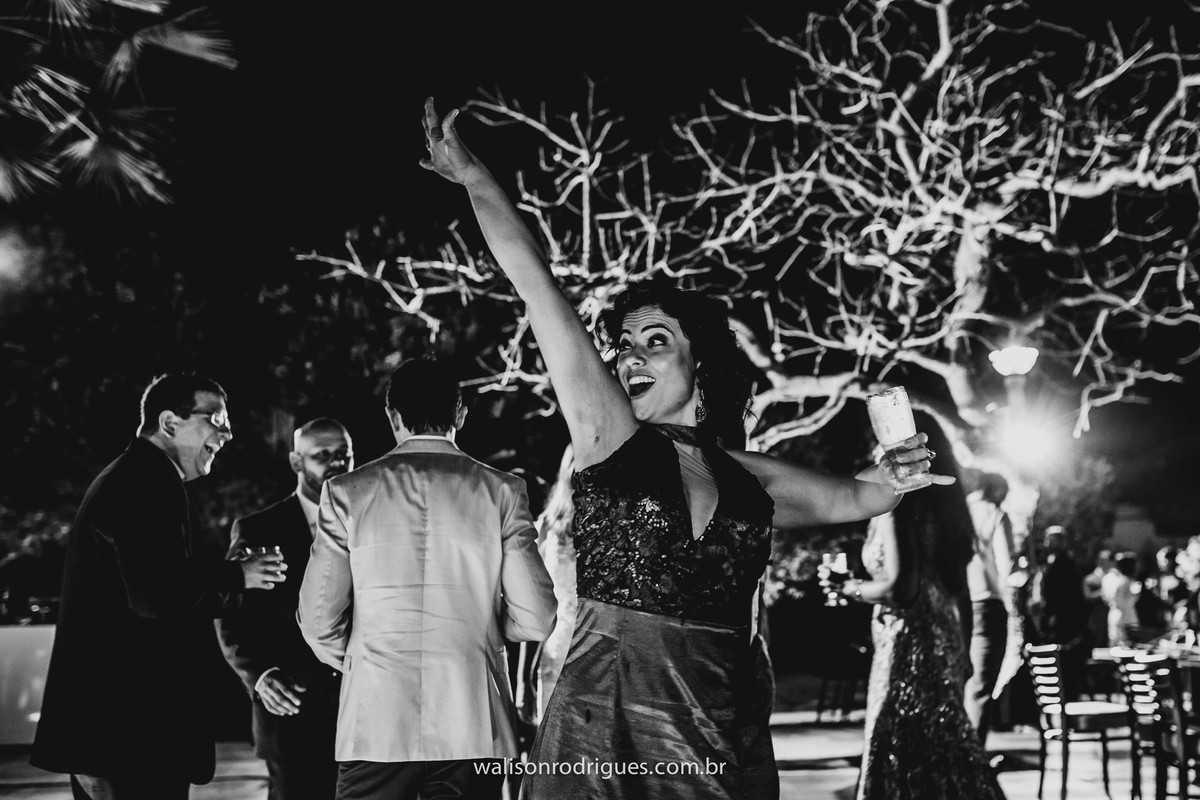 noiva-catu-lake-vestido-da-noiva-noivo-buque-da-noiva-noiva-vestido-da-noiva-noivo-damas-de-honra-casamento-de-dia-casamento-na-pra-por-do-sol.