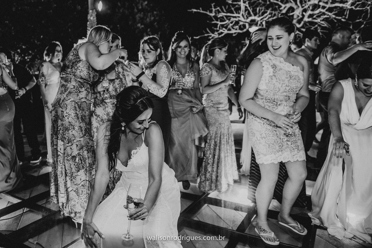 noiva-catu-lake-vestido-da-noiva-noivo-buque-da-noiva-noiva-vestido-da-noiva-noivo-damas-de-honra-casamento-de-dia-casamento-na-pra-por-do-sol.