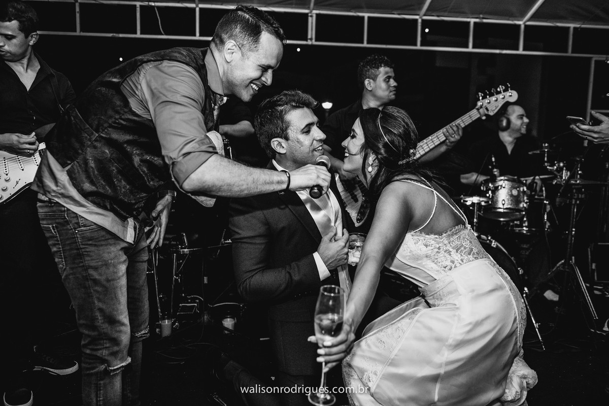 noiva-catu-lake-vestido-da-noiva-noivo-buque-da-noiva-noiva-vestido-da-noiva-noivo-damas-de-honra-casamento-de-dia-casamento-na-pra-por-do-sol.