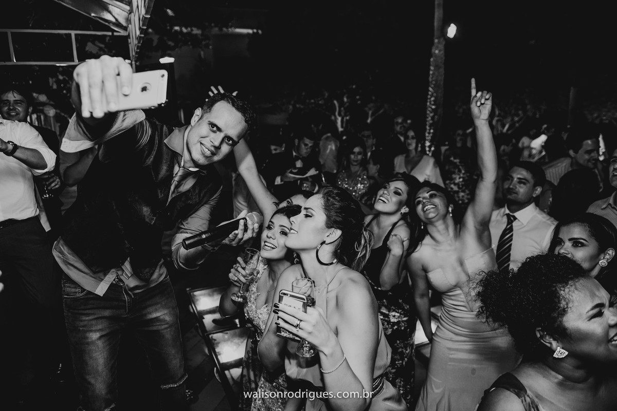 noiva-catu-lake-vestido-da-noiva-noivo-buque-da-noiva-noiva-vestido-da-noiva-noivo-damas-de-honra-casamento-de-dia-casamento-na-pra-por-do-sol.