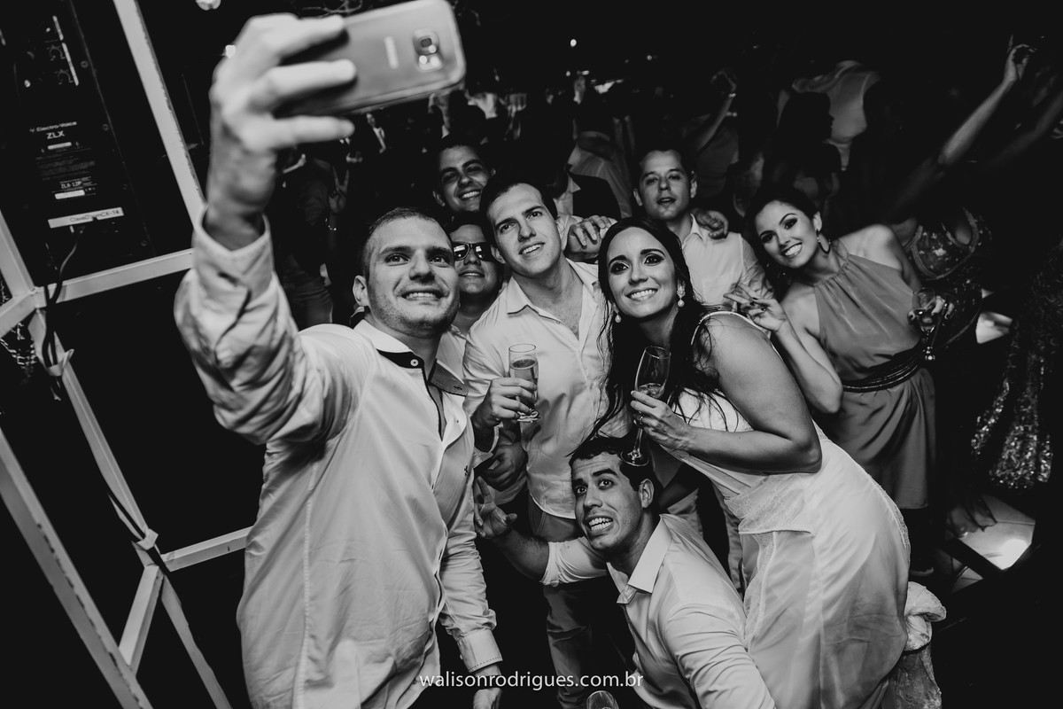 noiva-catu-lake-vestido-da-noiva-noivo-buque-da-noiva-noiva-vestido-da-noiva-noivo-damas-de-honra-casamento-de-dia-casamento-na-pra-por-do-sol.