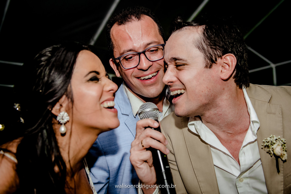 noiva-catu-lake-vestido-da-noiva-noivo-buque-da-noiva-noiva-vestido-da-noiva-noivo-damas-de-honra-casamento-de-dia-casamento-na-pra-por-do-sol.