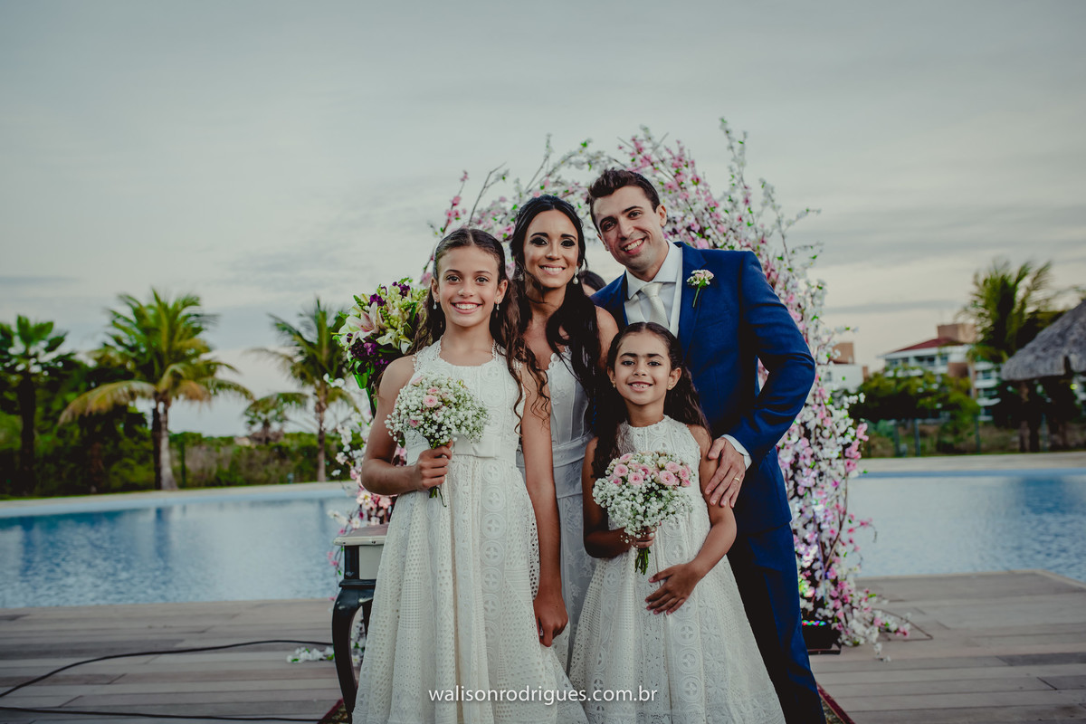 noiva-catu-lake-vestido-da-noiva-noivo-buque-da-noiva-noiva-vestido-da-noiva-noivo-damas-de-honra-casamento-de-dia-casamento-na-pra-por-do-sol.