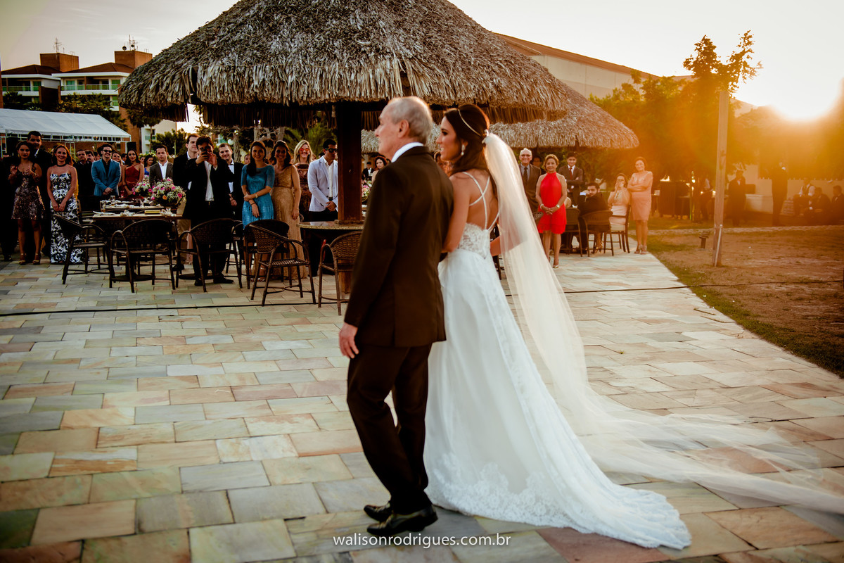 noiva-catu-lake-vestido-da-noiva-noivo-buque-da-noiva-noiva-vestido-da-noiva-noivo-damas-de-honra-casamento-de-dia-casamento-na-pra-por-do-sol.