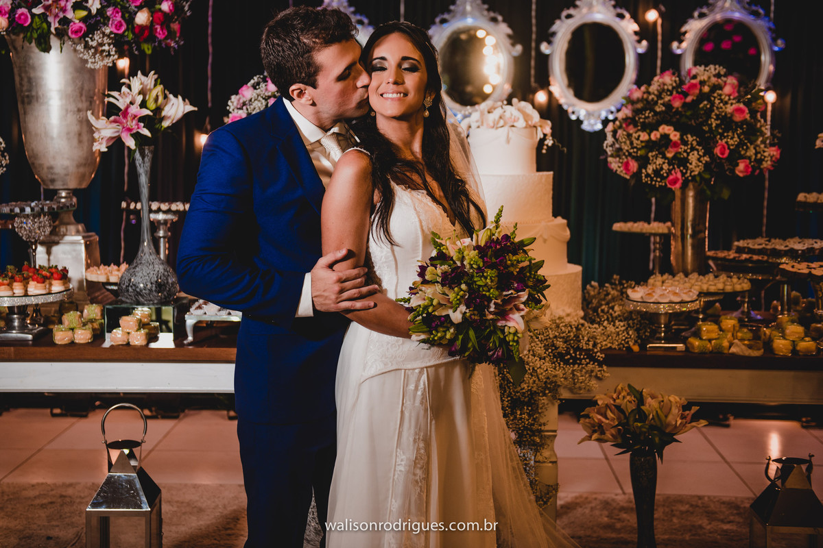 noiva-catu-lake-vestido-da-noiva-noivo-buque-da-noiva-noiva-vestido-da-noiva-noivo-damas-de-honra-casamento-de-dia-casamento-na-pra-por-do-sol.