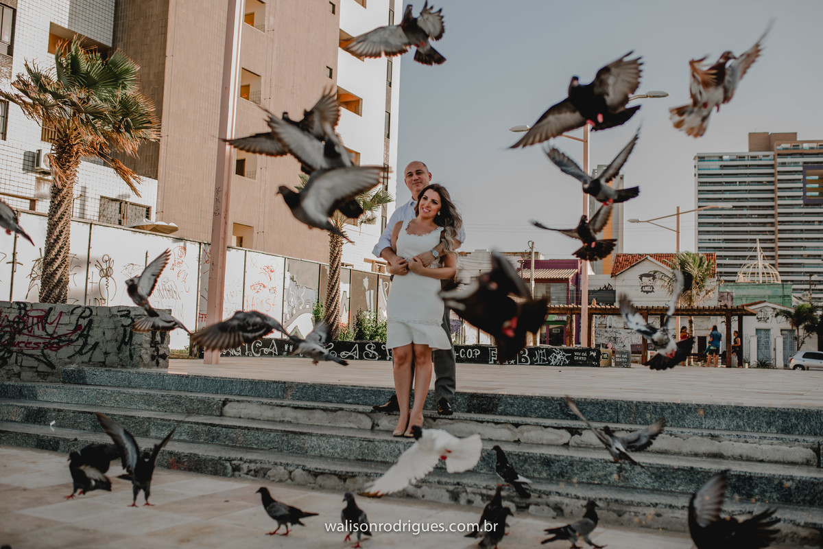 e-session-na-praia-de-iracema-com-pombos-voando-sobre-o-casal-em-fortaleza-ce.