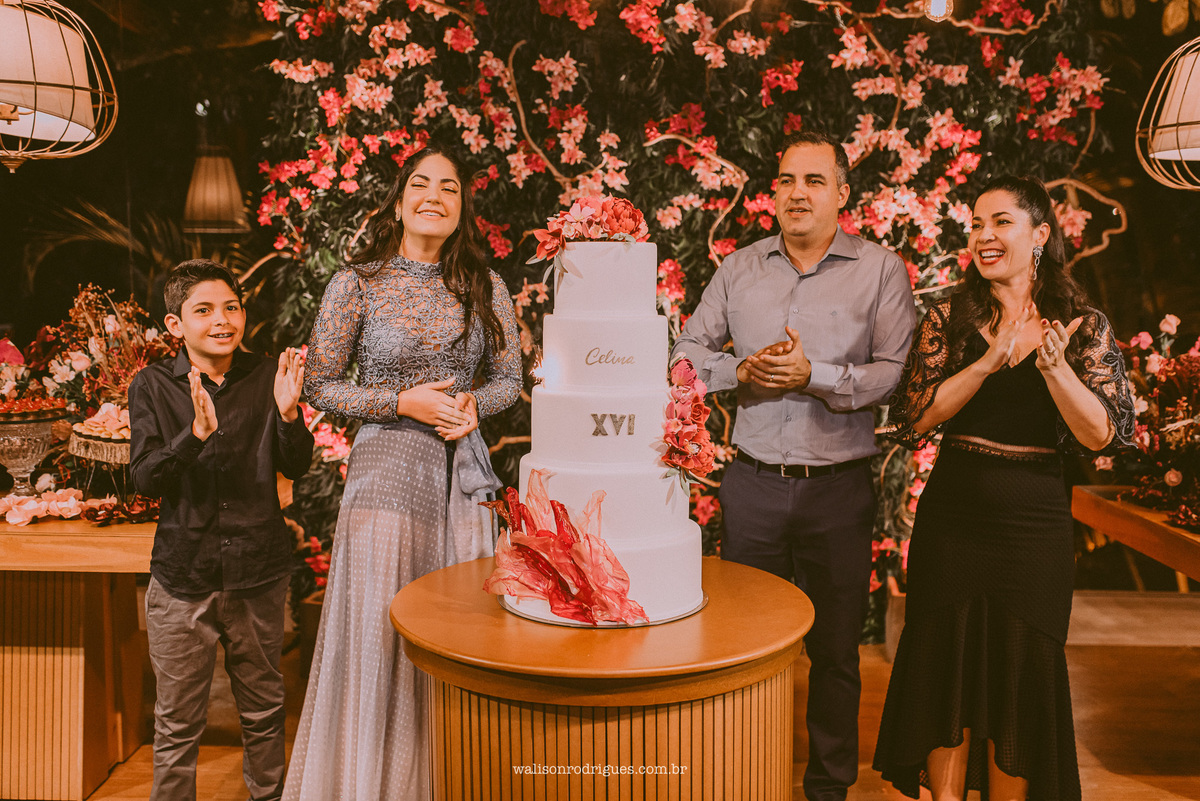 fotografias-da-festa-de-15-anos-na-frente-do-bolo-no-pipo-restaurante-em-fortaleza-Ce