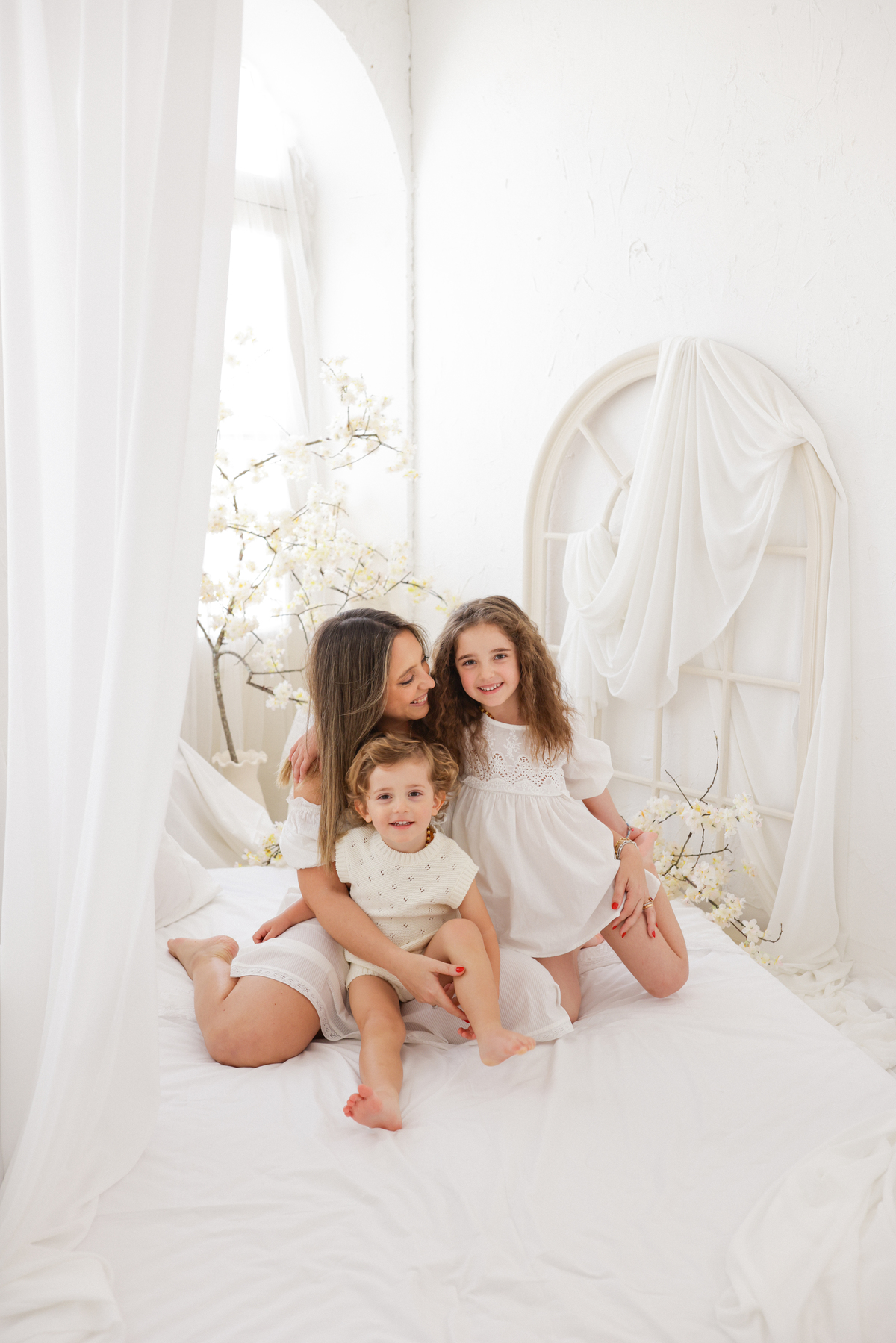 Dia das Mães
Fotos Dia das Mães
Sessão fotográfica Dia das Mães
Mãe e filho
Amor materno
Vínculo mãe-filho
Presente Dia das Mães
Fotografia familiar
Memórias inesquecíveis
Amor infinito