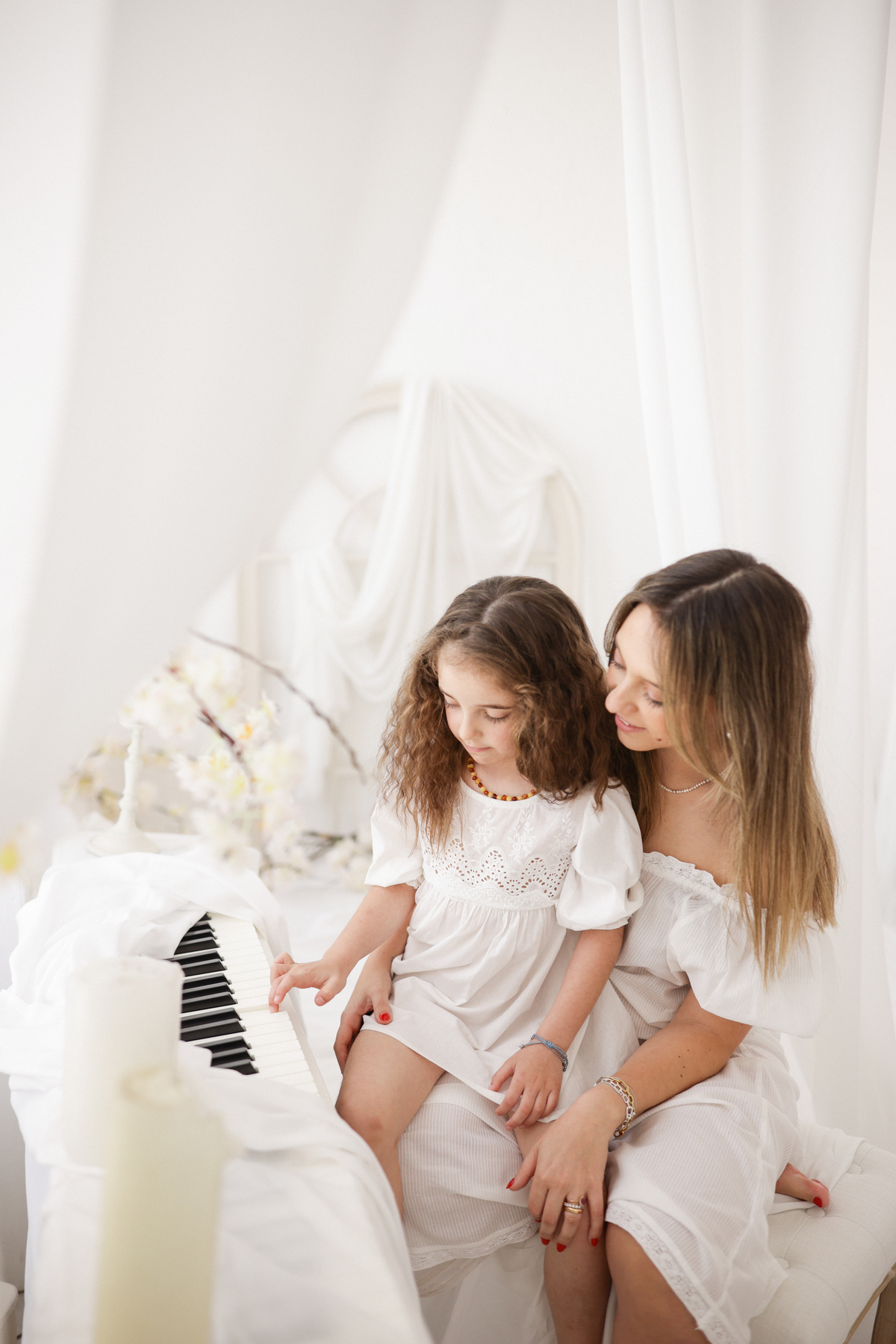 Dia das Mães
Fotos Dia das Mães
Sessão fotográfica Dia das Mães
Mãe e filho
Amor materno
Vínculo mãe-filho
Presente Dia das Mães
Fotografia familiar
Memórias inesquecíveis
Amor infinito