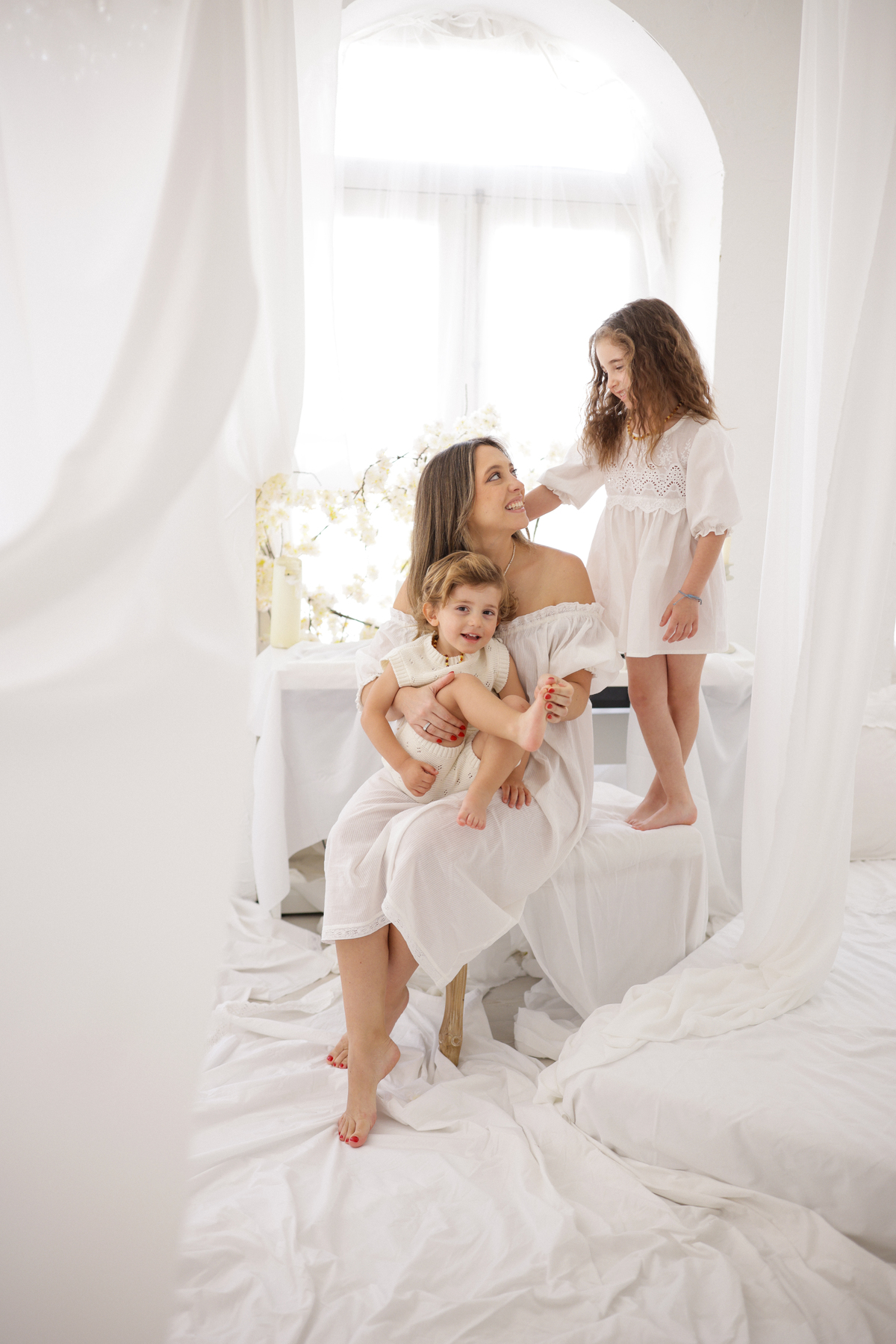 Dia das Mães
Fotos Dia das Mães
Sessão fotográfica Dia das Mães
Mãe e filho
Amor materno
Vínculo mãe-filho
Presente Dia das Mães
Fotografia familiar
Memórias inesquecíveis
Amor infinito