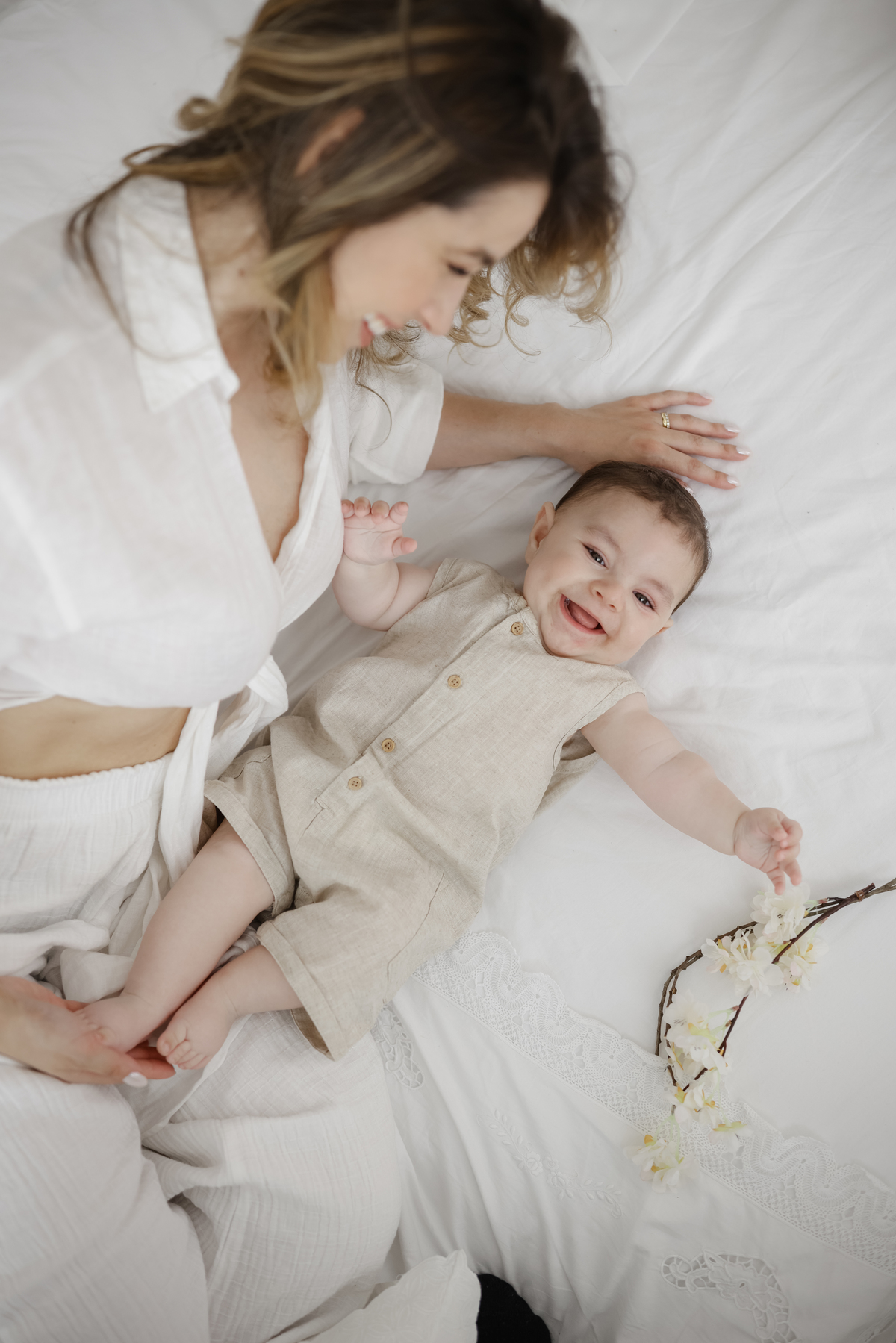 Dia das Mães
Fotos Dia das Mães
Sessão fotográfica Dia das Mães
Mãe e filho
Amor materno
Vínculo mãe-filho
Presente Dia das Mães
Fotografia familiar
Memórias inesquecíveis
Amor infinito