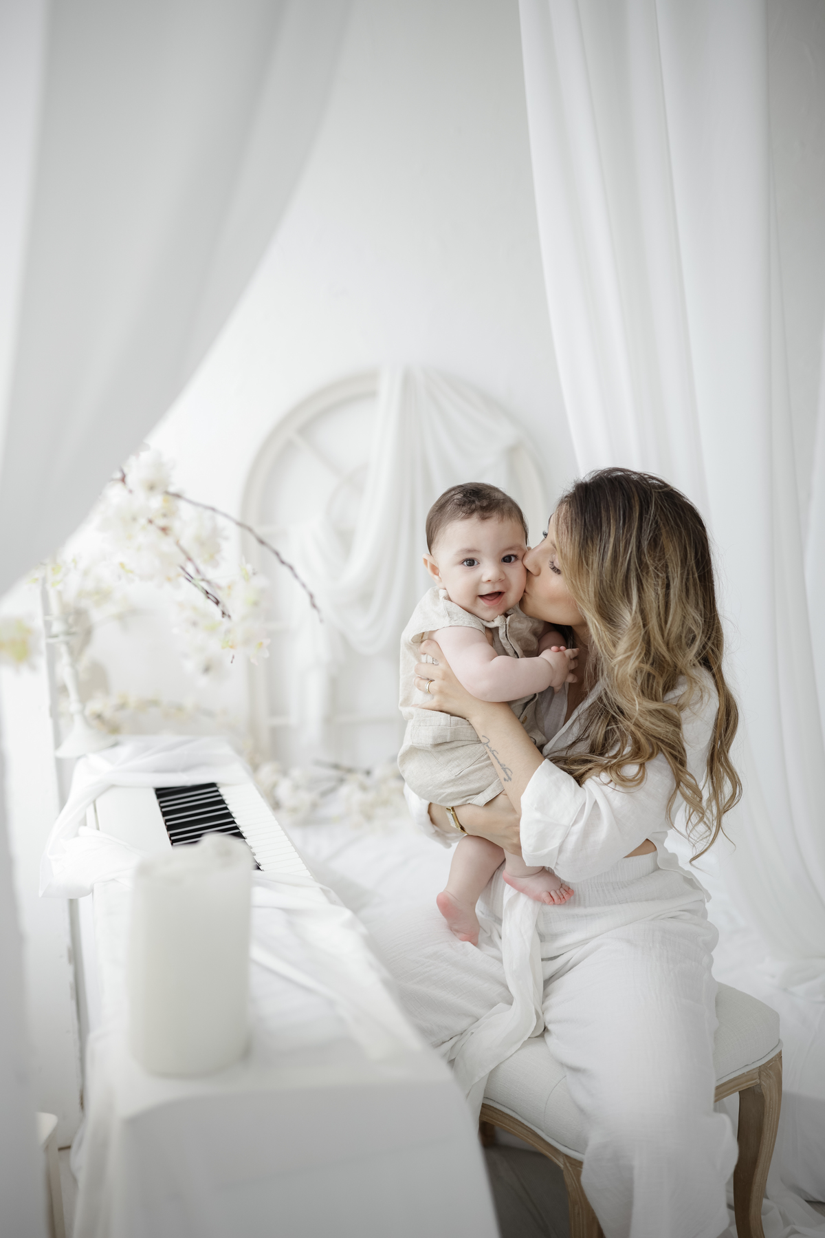 Dia das Mães
Fotos Dia das Mães
Sessão fotográfica Dia das Mães
Mãe e filho
Amor materno
Vínculo mãe-filho
Presente Dia das Mães
Fotografia familiar
Memórias inesquecíveis
Amor infinito