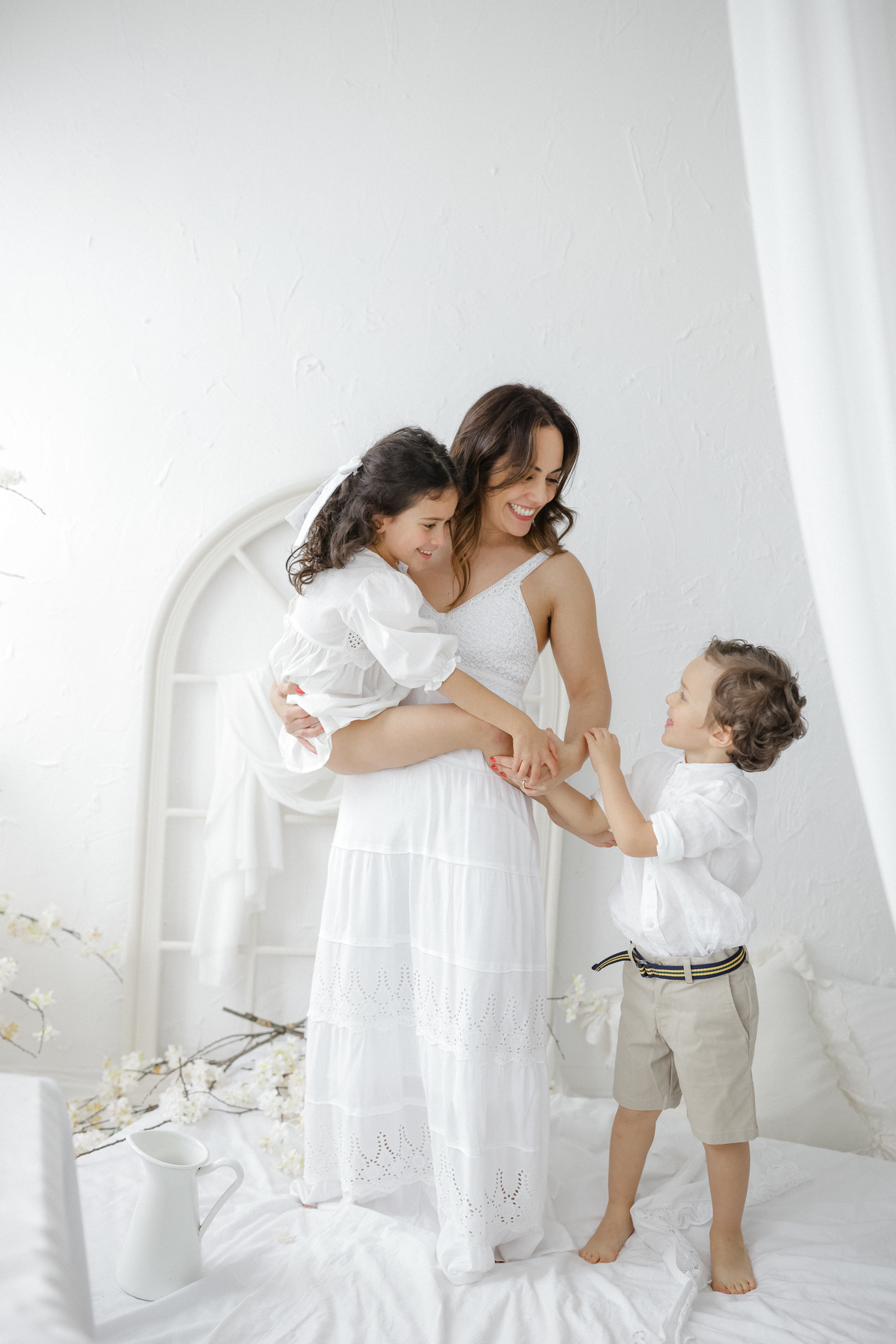 Dia das Mães
Fotos Dia das Mães
Sessão fotográfica Dia das Mães
Mãe e filho
Amor materno
Vínculo mãe-filho
Presente Dia das Mães
Fotografia familiar
Memórias inesquecíveis
Amor infinito
