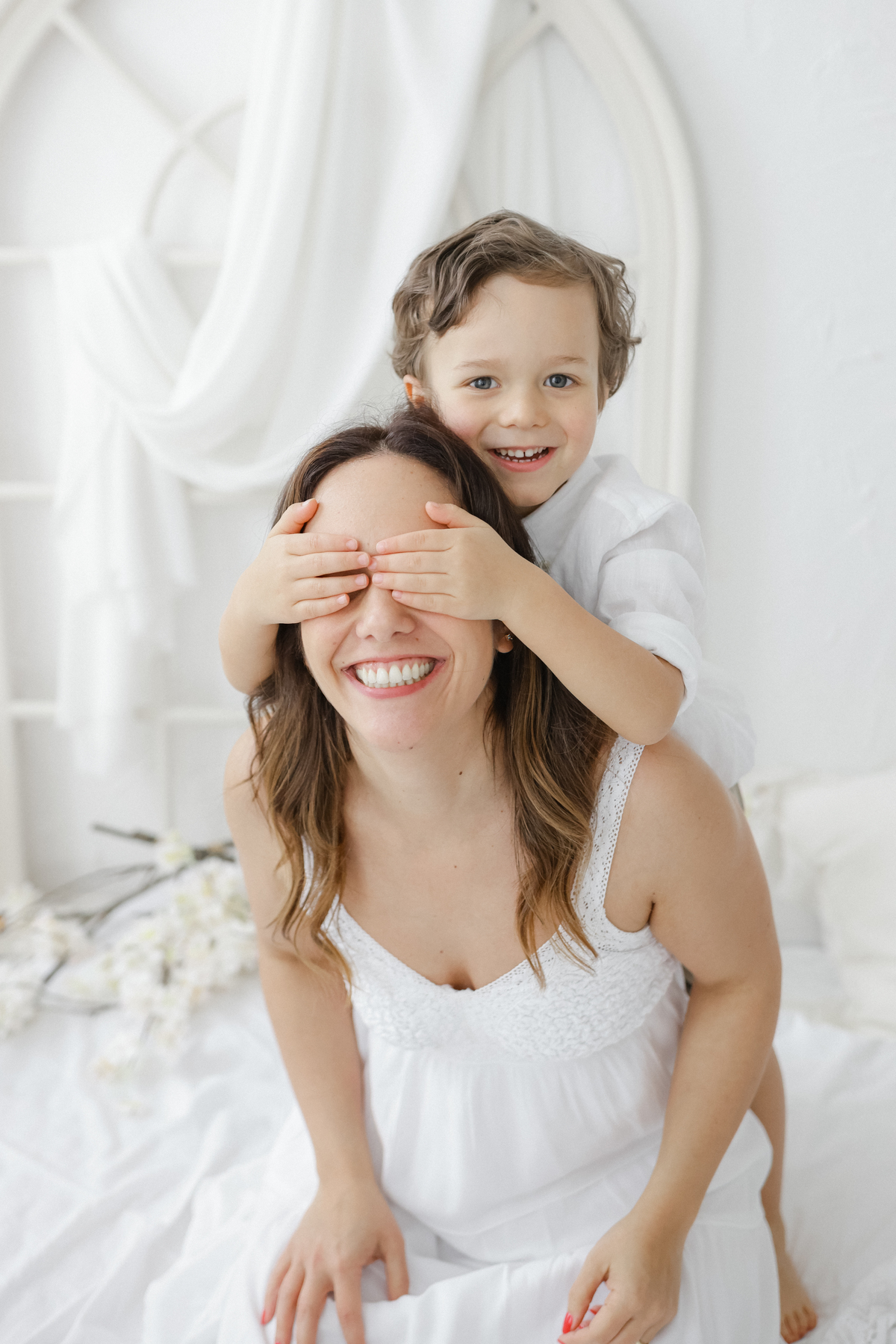 Dia das Mães
Fotos Dia das Mães
Sessão fotográfica Dia das Mães
Mãe e filho
Amor materno
Vínculo mãe-filho
Presente Dia das Mães
Fotografia familiar
Memórias inesquecíveis
Amor infinito