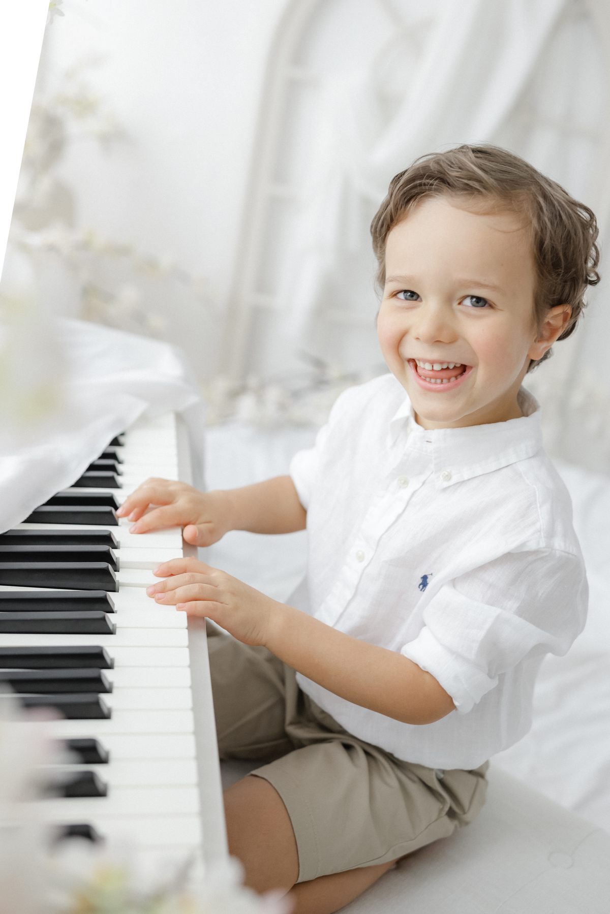 Dia das Mães
Fotos Dia das Mães
Sessão fotográfica Dia das Mães
Mãe e filho
Amor materno
Vínculo mãe-filho
Presente Dia das Mães
Fotografia familiar
Memórias inesquecíveis
Amor infinito