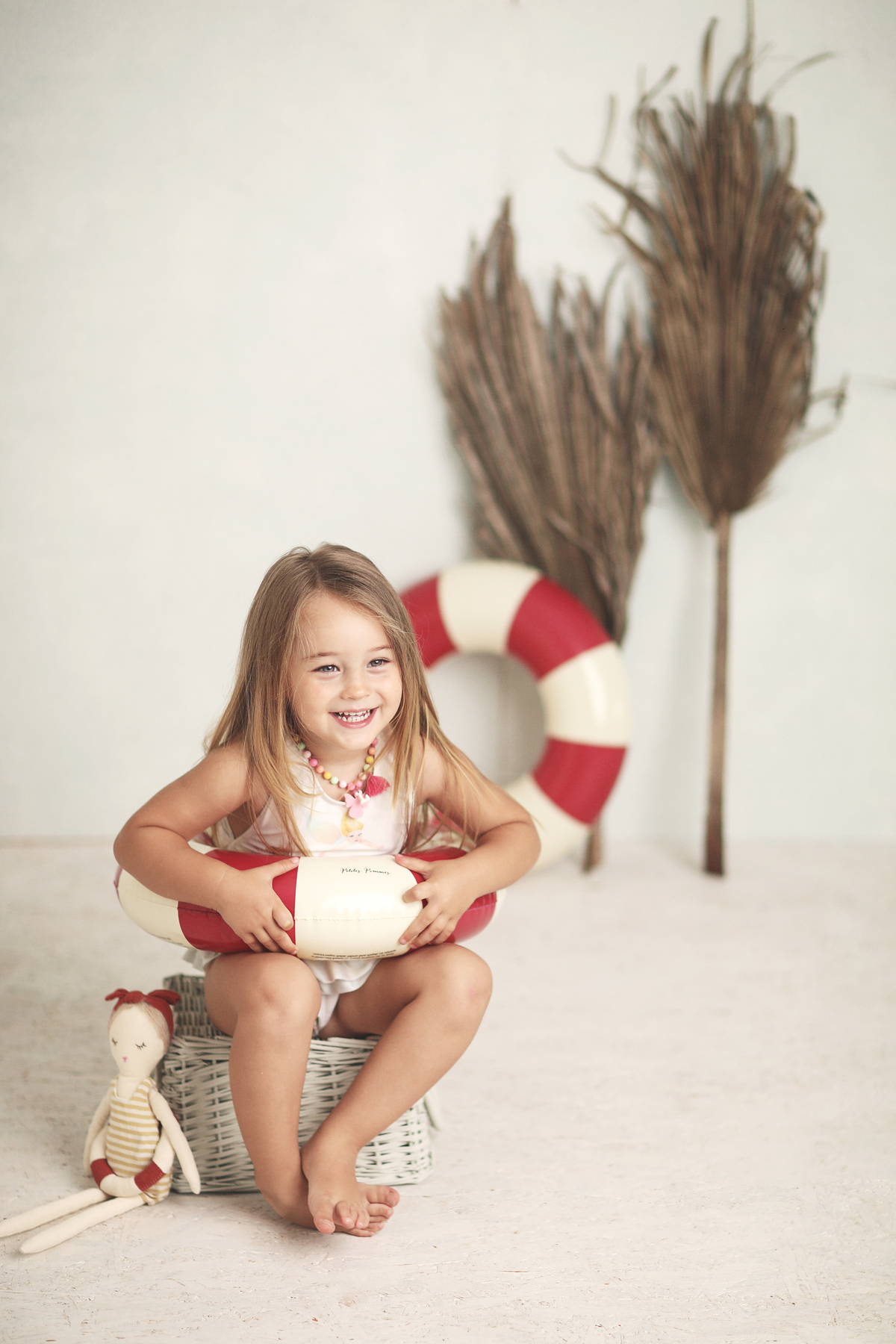 praia-melhor fotografa de crianças de potugal-melhor fotografa do mundo-melhor fotografa portuguesa-melhor fotografo de crianças de portugal-pormenores-bóias