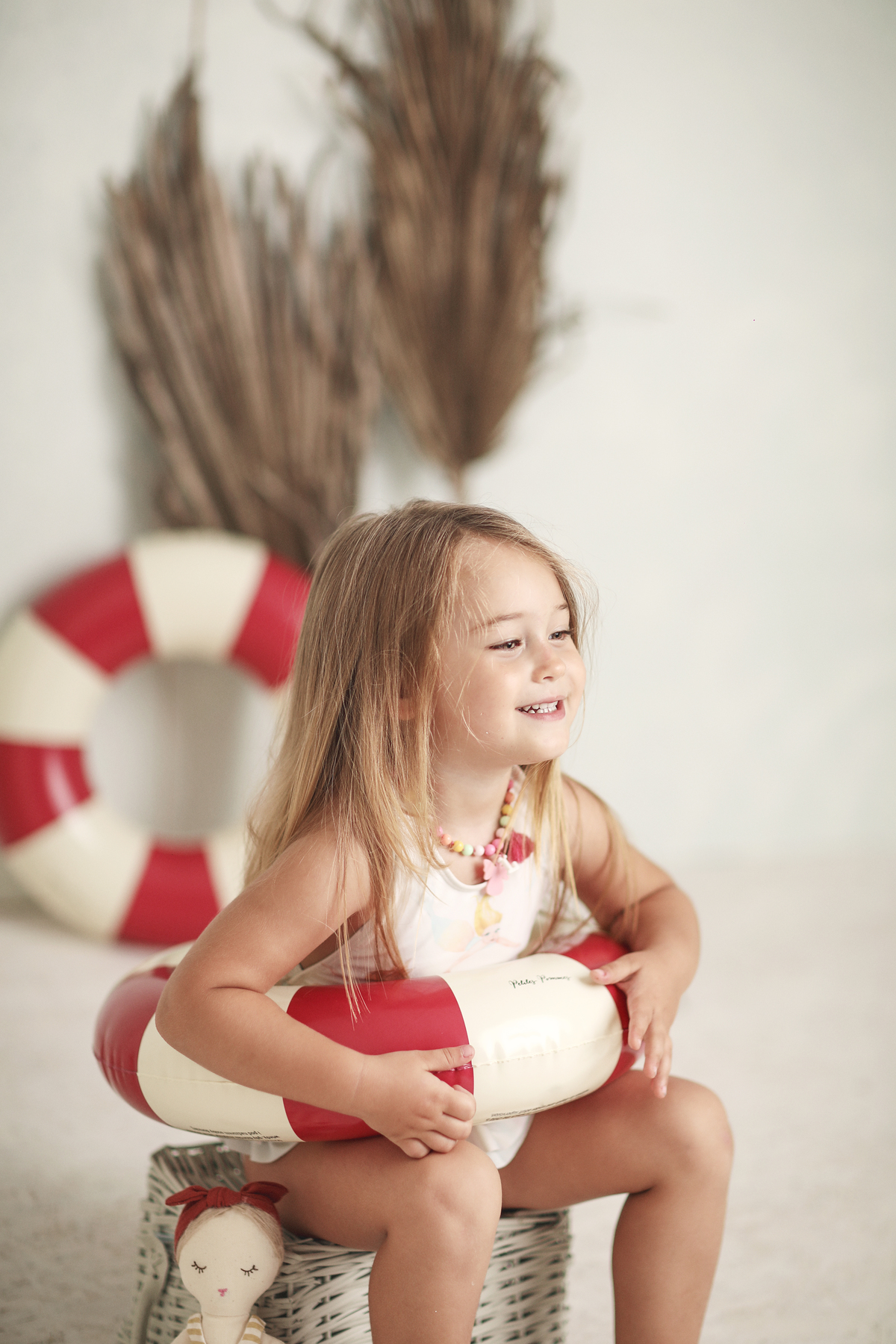 praia-melhor fotografa de crianças de potugal-melhor fotografa do mundo-melhor fotografa portuguesa-melhor fotografo de crianças de portugal-pormenores-bóias