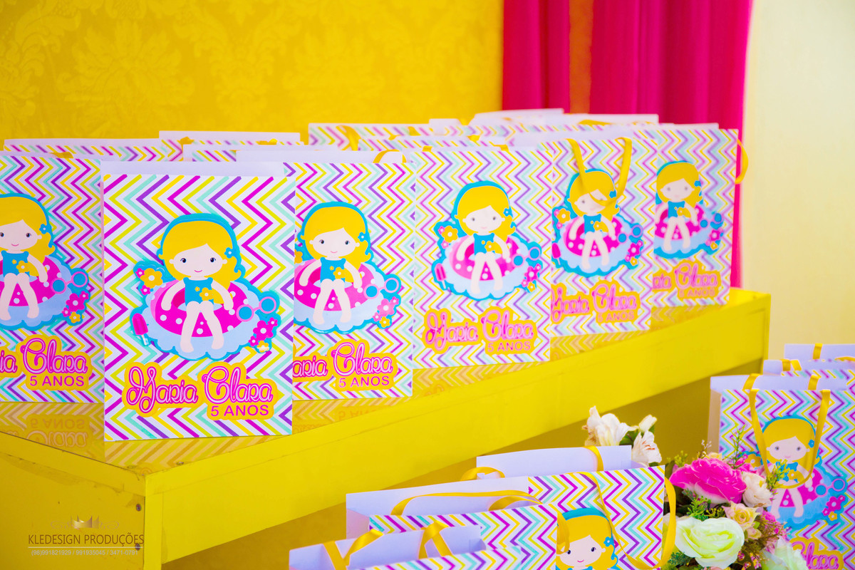 personalizados: Sacolinhas para as tolhas e ainda com kit lembrancinha boias e bastante doces
