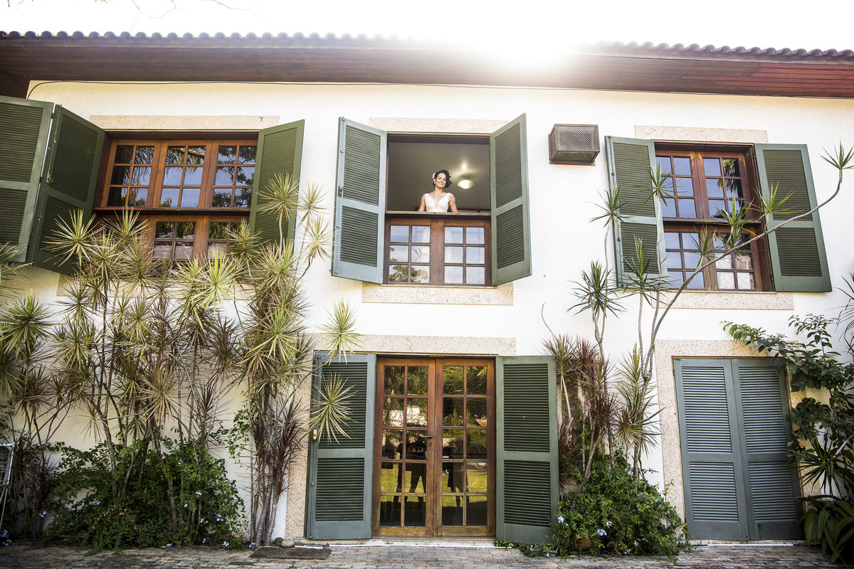 casarão de dois andares com noiva na janela superior 