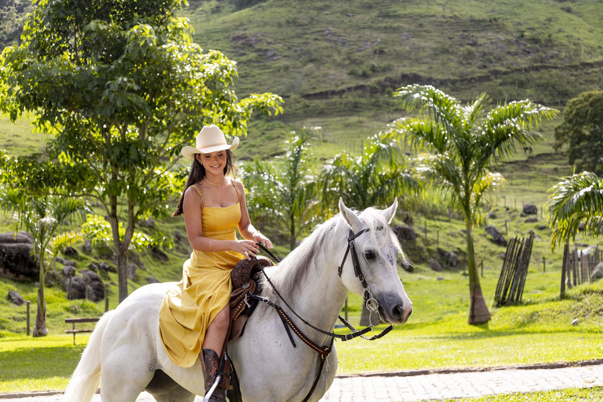 Aniversariante de 15 anos montada em seu cavalo em ensaio fotográfico