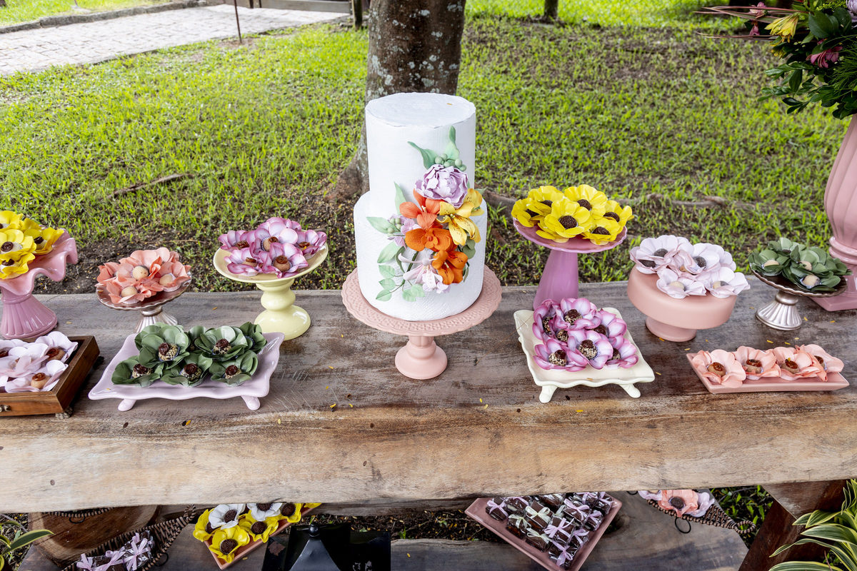 Bolo de festa de 15 anos com docinhos.