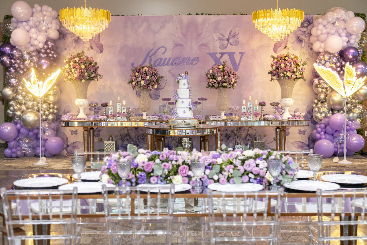 Decoração do diamond eventos com mesa da família da dabutante e mesa do bolo ao fundo, 